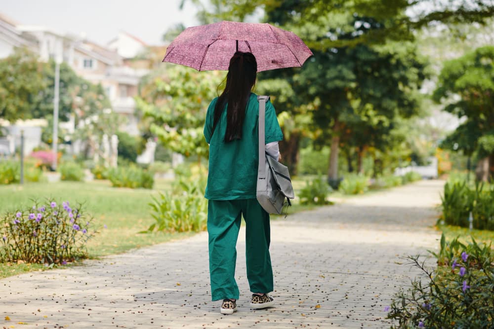 Krok po zdrowie: jak zwykły spacer redukuje ryzyko przewlekłego bólu pleców